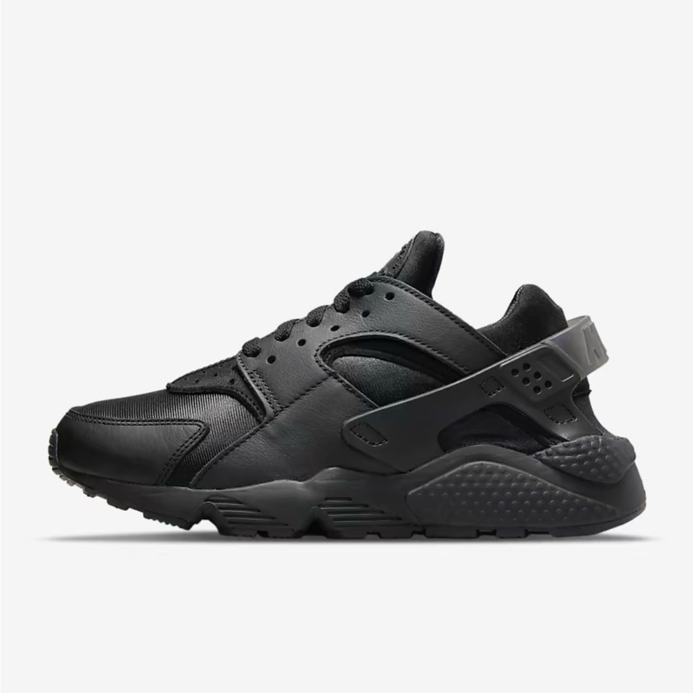 Women’s Size 6 Nike Air Huarache in Black (Runs Small), Fits like 5-5.5